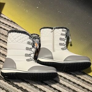 Women's White & Gray Winter Boots